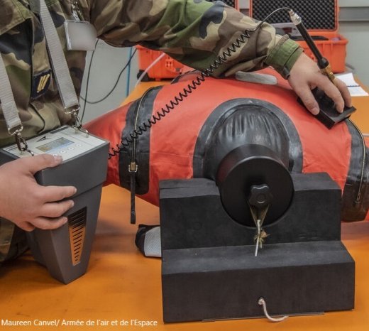 De l’hélium pour réparer les combinaisons du personnel navigant de l’AIA d’Ambérieu-en-Bugey